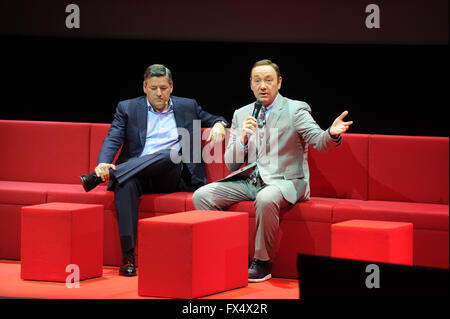 Paris, Frankreich. 11. April 2016. US-Schauspieler Kevin Spacey (R) sitzt neben Netflix Programmdirektor Ted Sarandos während einer Veranstaltung der video-Service in Paris, Frankreich, 11. April 2016. Foto: ANDREJ SOKOLOW, Dpa/Alamy Live News Stockfoto