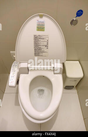 Bangkok, Thailand. 3. März 2016. Eine Toilette mit einem Bedienfeld, auch bekannt als Washlet, in Bangkok, Thailand, 3. März 2016. Diese High-Tech-Toiletten kommen mit verschiedenen Funktionen wie Bidets, einstellbare Wasserstrahlen, Heissluft-Gebläse und Sitzheizung unter anderem. Foto: ALEXANDRA SCHULER/Dpa - NO-Draht-SERVICE-/ Dpa/Alamy Live News Stockfoto