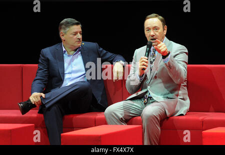 US-Schauspieler Kevin Spacey (R) sitzt neben Netflix Programmdirektor Ted Sarandos während einer Veranstaltung der video-Service in Paris, Frankreich, 11. April 2016. Foto: ANDREJ SOKOLOW/dpa Stockfoto