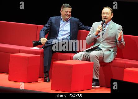 US-Schauspieler Kevin Spacey (R) sitzt neben Netflix Programmdirektor Ted Sarandos während einer Veranstaltung der video-Service in Paris, Frankreich, 11. April 2016. Foto: ANDREJ SOKOLOW/dpa Stockfoto