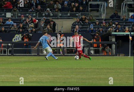 New York, NY USA - 10. April 2016: David Villa (7) von New York City FC kämpft für Ball mit Rodrigo Ramos (13) von Chicago Fire in MLS Fußballspiel gegen Chicago Fire im Yankee stadium Stockfoto