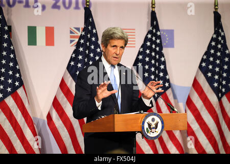 Tokio, Japan. 11. April 2016. US-Außenminister John Kerry spricht vor der Presse in Hiroshima, Westjapan auf Montag, 11. April 2016 nachdem er den Speicher Friedenspark und a-Bomb Dome mit G7 Außenminister besucht. Gruppe der sieben Industrieländer Außenminister statt eine zweitägigen Sitzung in bombardiert Hiroshima Atomstadt einige 100.000 im Jahr 1945 getötet. Kredite: Yoshio Tsunoda/AFLO/Alamy Live-Nachrichten Stockfoto