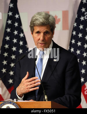 Tokio, Japan. 11. April 2016. US-Außenminister John Kerry spricht vor der Presse in Hiroshima, Westjapan auf Montag, 11. April 2016 nachdem er den Speicher Friedenspark und a-Bomb Dome mit G7 Außenminister besucht. Gruppe der sieben Industrieländer Außenminister statt eine zweitägigen Sitzung in bombardiert Hiroshima Atomstadt einige 100.000 im Jahr 1945 getötet. Kredite: Yoshio Tsunoda/AFLO/Alamy Live-Nachrichten Stockfoto