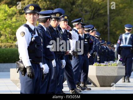 Hiroshima, Japan. 11. April 2016. Polizisten Wachen für die Sicherheit der Außenminister der G7-Treffen in Hiroshima, Westjapan auf Montag, 11. April 2016. Gruppe der sieben Industrieländer Außenminister besuchte Hiroshima ein zweitägiges Treffen in atomaren bombardiert Hiroshima Stadt zu halten. Kredite: Yoshio Tsunoda/AFLO/Alamy Live-Nachrichten Stockfoto