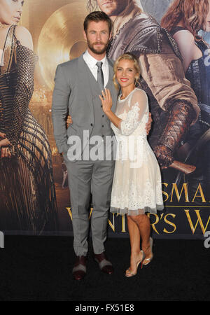 Los Angeles, Kalifornien, USA. 11. April 2016. Chris Hemsworth, Elsa Pataky. Anreise für die amerikanische Premiere von Universal Pictures' '' der Huntsman: Winter-Krieg '' im Regency Theater Dorf statt. Bildnachweis: Birdie Thompson/AdMedia/ZUMA Draht/Alamy Live-Nachrichten Stockfoto