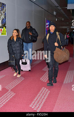 Tokio, Japan. 11. April 2016. Ariana Grande(L) Sängerin und ihr Freund Ricky Alvarez sind bei der Ankunft am Flughafen Tokio-Haneda in Tokio, am 11. April 2016 gesehen. © Dpa/Alamy Live-Nachrichten Stockfoto