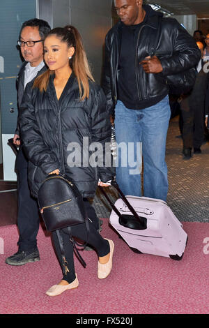 Tokio, Japan. 11. April 2016. Sängerin Ariana Grande ist bei der Ankunft am Flughafen Tokio-Haneda in Tokio, am 11. April 2016 gesehen. © Dpa/Alamy Live-Nachrichten Stockfoto