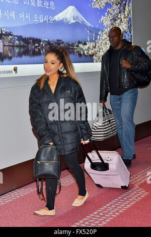 Tokio, Japan. 11. April 2016. Sängerin Ariana Grande ist bei der Ankunft am Flughafen Tokio-Haneda in Tokio, am 11. April 2016 gesehen. © Dpa/Alamy Live-Nachrichten Stockfoto