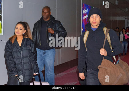 Tokio, Japan. 11. April 2016. Ariana Grande Sängerin und ihr Freund Ricky Alvarez sind bei der Ankunft am Flughafen Tokio-Haneda in Tokio, am 11. April 2016 gesehen. © Dpa/Alamy Live-Nachrichten Stockfoto