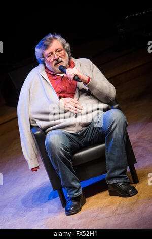 Mailand Italien. 11. April 2016. Der italienische Sänger-Songwriter und Schauspieler Francesco Guccini trifft Fans am Teatro Dal Verme während der Show "Incontro con Francesco Guccini" Credit: Rodolfo weitertransferiert/Alamy Live News Stockfoto