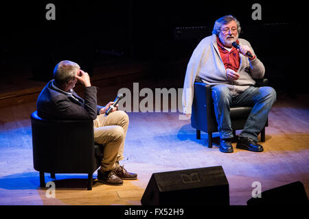 Mailand Italien. 11. April 2016. Der italienische Sänger-Songwriter und Schauspieler Francesco Guccini trifft Fans am Teatro Dal Verme während der Show "Incontro con Francesco Guccini" Credit: Rodolfo weitertransferiert/Alamy Live News Stockfoto