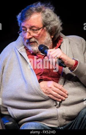 Mailand Italien. 11. April 2016. Der italienische Sänger-Songwriter und Schauspieler Francesco Guccini trifft Fans am Teatro Dal Verme während der Show "Incontro con Francesco Guccini" Credit: Rodolfo weitertransferiert/Alamy Live News Stockfoto