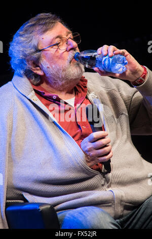 Mailand Italien. 11. April 2016. Der italienische Sänger-Songwriter und Schauspieler Francesco Guccini trifft Fans am Teatro Dal Verme während der Show "Incontro con Francesco Guccini" Credit: Rodolfo weitertransferiert/Alamy Live News Stockfoto