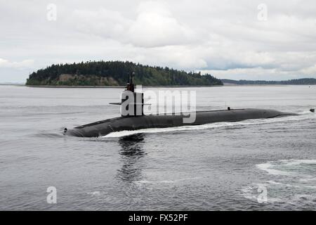 Puget Sound, Washington, USA. 11. April 2016. Ballistische Flugkörper US Navy Ohio-Klasse-u-Boot USS Kentucky Transite der Hood Canal, wie das Boot nach Hause zurückkehrt, Naval Base Kitsap-Bangor nach einer Routinepatrouille strategische Abschreckung 11. April 2016 im Puget Sound, Washington. Bildnachweis: Planetpix/Alamy Live-Nachrichten Stockfoto