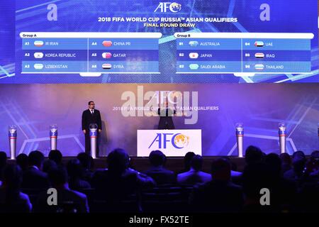 Kuala Lumpur, Malaysia. 12. April 2016. Windsor John, Generalsekretär der Asian Football Confederation (AFC) zeigt ein Anziehungspunkt für Australien während der offiziellen Auslosung für die Endrunde der 2018 FIFA World Cup Football asiatischen Qualifier in Kuala Lumpur, Malaysia, am 12. April 2016. © Chong Voon Chung/Xinhua/Alamy Live-Nachrichten Stockfoto
