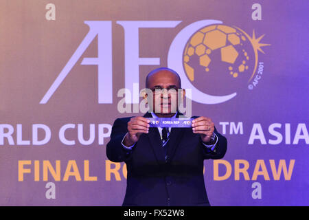 Kuala Lumpur, Malaysia. 12. April 2016. Windsor John, Generalsekretär der Asian Football Confederation (AFC) zeigt ein Anziehungspunkt für Südkorea während der offiziellen Auslosung für die Endrunde der 2018 FIFA World Cup Football asiatischen Qualifier in Kuala Lumpur, Malaysia, am 12. April 2016. © Chong Voon Chung/Xinhua/Alamy Live-Nachrichten Stockfoto