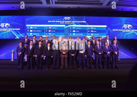 Kuala Lumpur, Malaysia. 12. April 2016. Gäste posieren für Fotos nach der offiziellen Auslosung für die Endrunde der 2018 FIFA World Cup Football asiatischen Qualifier in Kuala Lumpur, Malaysia, am 12. April 2016. © Chong Voon Chung/Xinhua/Alamy Live-Nachrichten Stockfoto