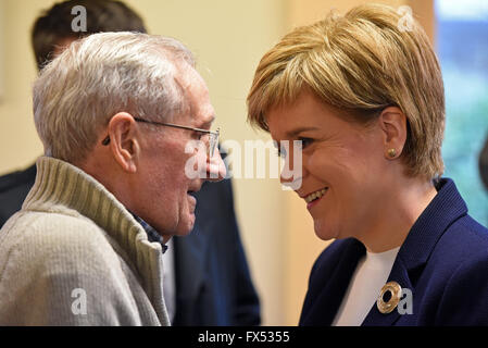 Leven, Schottland, Vereinigtes Königreich, 12, April 2016. Schottlands erster Minister Nicola Sturgeon plaudert mit Mitglied Arden House-Projekte Kindertagesstätte während Kampagne Wahlen zum schottischen Parlament stattfindenden am 5. Mai, Credit: Ken Jack / Alamy Live News Stockfoto