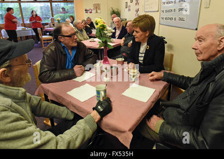 Leven, Schottland, Vereinigtes Königreich, 12, April 2016. Schottlands erster Minister Nicola Sturgeon chats mit Mitgliedern der Kindertagesstätte Arden House-Projekte während der Kampagne für das schottische Parlament Wahlen stattfindenden am 5. Mai, Credit: Ken Jack / Alamy Live News Stockfoto