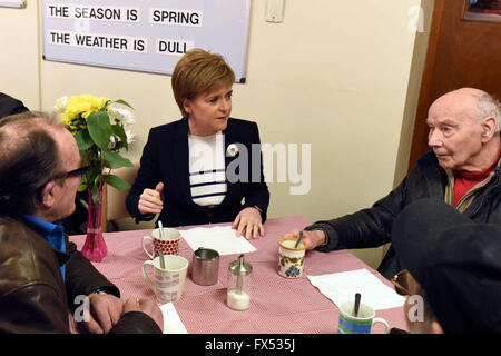 Leven, Schottland, Vereinigtes Königreich, 12, April 2016. Schottlands erster Minister Nicola Sturgeon chats mit Mitgliedern der Kindertagesstätte Arden House-Projekte während der Kampagne für das schottische Parlament Wahlen stattfindenden am 5. Mai, Credit: Ken Jack / Alamy Live News Stockfoto