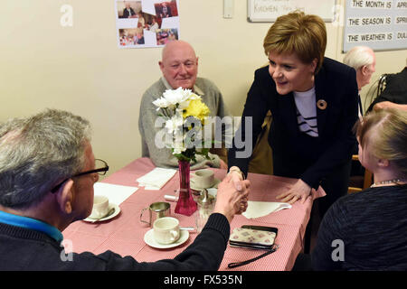 Leven, Schottland, Vereinigtes Königreich, 12, April 2016. Schottlands erster Minister Nicola Sturgeon chats mit Mitgliedern der Kindertagesstätte Arden House-Projekte während der Kampagne für das schottische Parlament Wahlen stattfindenden am 5. Mai, Credit: Ken Jack / Alamy Live News Stockfoto