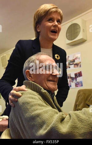 Leven, Schottland, Vereinigtes Königreich, 12, April 2016. Schottlands erster Minister Nicola Sturgeon plaudert mit Mitglied Arden House-Projekte Kindertagesstätte während Kampagne Wahlen zum schottischen Parlament stattfindenden am 5. Mai, Credit: Ken Jack / Alamy Live News Stockfoto