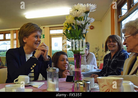 Leven, Schottland, Vereinigtes Königreich, 12, April 2016. Schottlands erster Minister Nicola Sturgeon (L) chats mit Mitgliedern der Kindertagesstätte Arden House-Projekte während der Kampagne für das schottische Parlament Wahlen stattfindenden am 5. Mai, Credit: Ken Jack / Alamy Live News Stockfoto