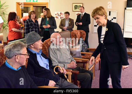 Leven, Schottland, Vereinigtes Königreich, 12, April 2016. Schottlands First Minister Nicola Sturgeon (R) chats mit Mitgliedern der Kindertagesstätte Arden House-Projekte während der Kampagne für das schottische Parlament Wahlen stattfindenden am 5. Mai, Credit: Ken Jack / Alamy Live News Stockfoto