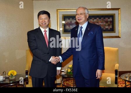 Kuala Lumpur, Malaysia. 12. April 2016. Malaysian Prime Minister Najib Razak (R), wer ist der Präsident der United Malays National Organisation (UMNO), trifft sich mit Song Tao, Leiter der internationalen Abteilung des Zentralkomitees der kommunistischen Partei von China (CPC) in Kuala Lumpur, Malaysia, 12. April 2016. Malaysische Premierminister Najib Razak sagte hier am Dienstag, dass er engere Zusammenarbeit zwischen den Regierungsparteien von Malaysia und China bilaterale Beziehungen zwischen den beiden Ländern stärken sehen möchten. © Chong Voon Chung/Xinhua/Alamy Live-Nachrichten Stockfoto