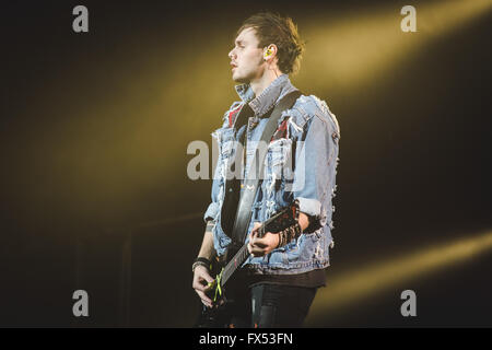 11. April 2016 - Luke Hemmings, Ashton Irwin, Michael Clifford und Calum Hood von 5 Sekunden des Sommers, führen an der Leeds erste direkte Arena auf ihre 2016, "Live-Sounds, fühlt sich Live" Welttournee (Credit-Bild: © Myles Wright über ZUMA Draht) Stockfoto