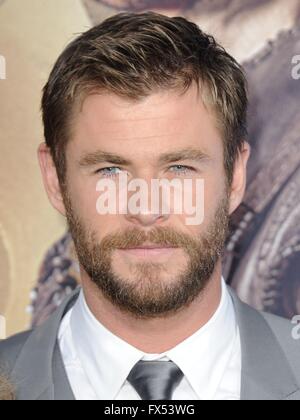 Chris Hemsworth im Ankunftsbereich für THE HUNTSMAN: WINTER Krieg Premiere, Regency Westwood Village Theatre, Los Angeles, CA 11. April 2016. Foto von: Dee Cercone/Everett Collection Stockfoto