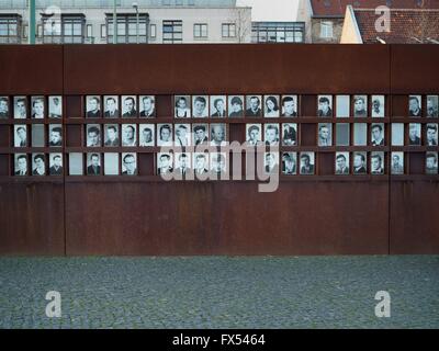 Fotos der Opfer getötet, während er versucht zu fliehen, aus Ostdeutschland (DDR) sind bei der Gedenkstätte Berliner Mauer in Berlin am Bernauer Straße am 30. Dezember 2015 sehen. Foto: Wolfram Steinberg/dpa Stockfoto