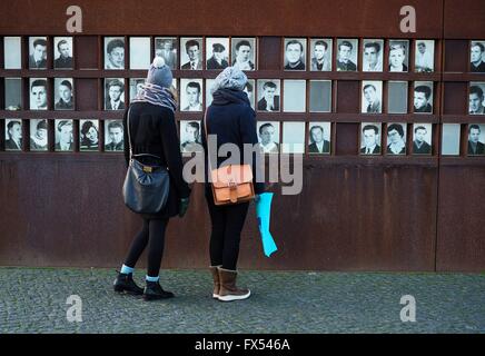 Menschen suchen nach Fotos der Opfer getötet, während er versucht, aus Ostdeutschland (DDR) an der Gedenkstätte Berliner Mauer in Berlin am Bernauer Straße am 30. Dezember 2015 zu fliehen. Foto: Wolfram Steinberg/dpa Stockfoto