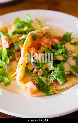 Diese Fisch-Tacos sind eine gesunde Alternative beim Essen oder Essen in einem Restaurant. Stockfoto