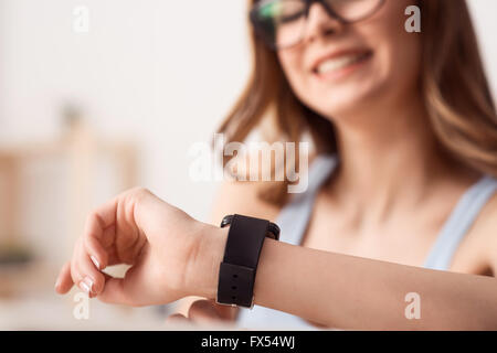 Fröhliches Mädchen tragen ihre Armbanduhr Stockfoto