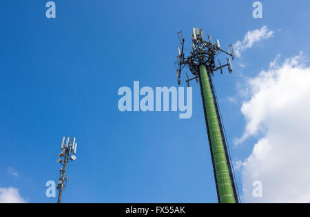 Telekommunikation-Antenne Turm für Radio, Fernsehen und Telefonie mit blauem Himmelshintergrund Stockfoto