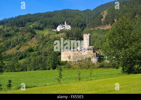 Burgeis Burg Und Kloster in Südtirol - Burgeis Burg und Kloster in Südtirol Stockfoto