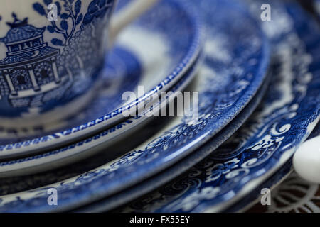 Blaue und weiße Transferware Spode Muster-Tee-Set auf Lace-Tuch für Hochzeit-nachmittags-Tee mit Rosen verstreut Stockfoto