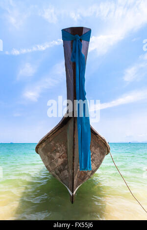 Traditionellen Longtail-Boot am Strand Ao Nang, Krabi, Thailand Stockfoto