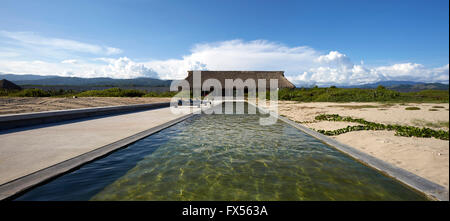 Ozean-Seitenansicht zur wichtigsten Palapa mit Pool. Casa Wabi, Puerto Escondido, Mexiko. Architekt: Tadao Ando, 2015. Stockfoto