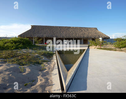 Ozean-Seitenansicht zur wichtigsten Palapa mit gezackten Pool. Casa Wabi, Puerto Escondido, Mexiko. Architekt: Tadao Ando, 2015. Stockfoto