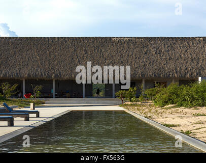 Ozean-Seitenansicht zur wichtigsten Palapa mit Pool. Casa Wabi, Puerto Escondido, Mexiko. Architekt: Tadao Ando, 2015. Stockfoto