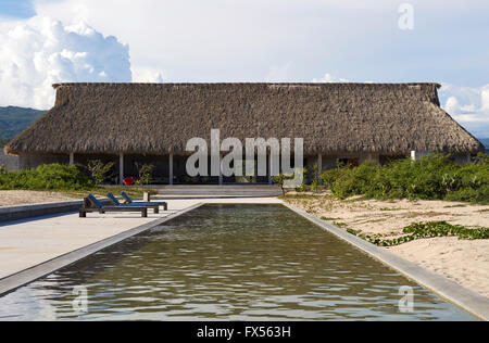 Ozean-Seitenansicht zur wichtigsten Palapa mit Pool. Casa Wabi, Puerto Escondido, Mexiko. Architekt: Tadao Ando, 2015. Stockfoto