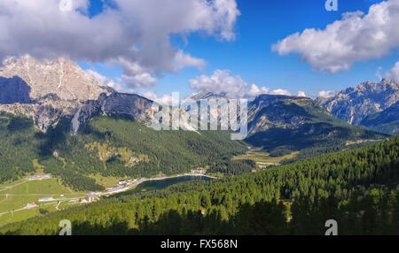 Misurinasee Und Monte Cristallo in Den Italienischen Dolomiten - Misurina See und Monte Cristallo in italienischen Dolomiten Stockfoto