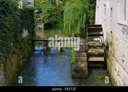 Hölzernes Wasserrad Einer alten Muehles - hölzerne Wasserrad aus alten Mühle Stockfoto