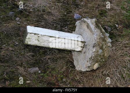 Post in Beton herausgezogen Stockfoto