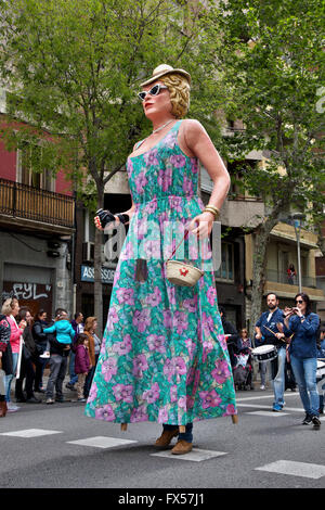 Riesigen Figur eines Stereotypen Touristen wird bei der jährlichen Sagrada Familia Frühling feiern, Barcelona vorgeführt. Stockfoto