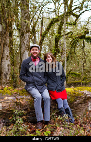 Engagiert und in der Liebe, dieses Paar stellt für Portraits im Freien, im Winter. Stockfoto