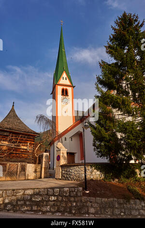 St. Oswald Kirche in Alpbach, Tirol Österreich. Österreichs schönste Dorf und Skigebiet bekannt. Stockfoto