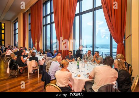 Ein Empfang im Veranstaltungsraum Botschafter des städtischen Casinos Biarritz (Frankreich). Bild-Fenster, die auf dem Meer zu öffnen. Stockfoto